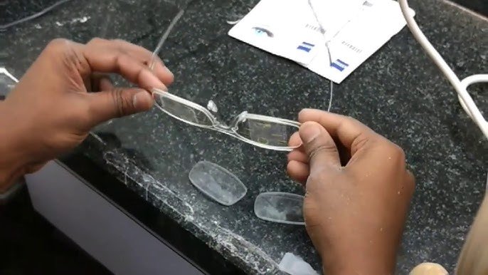 Progressive Lenses in Pakistan. Fitting of Zeiss smartlife lenses.